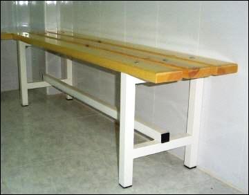 bancos vestuario de estructura de tubo y listones de madera
